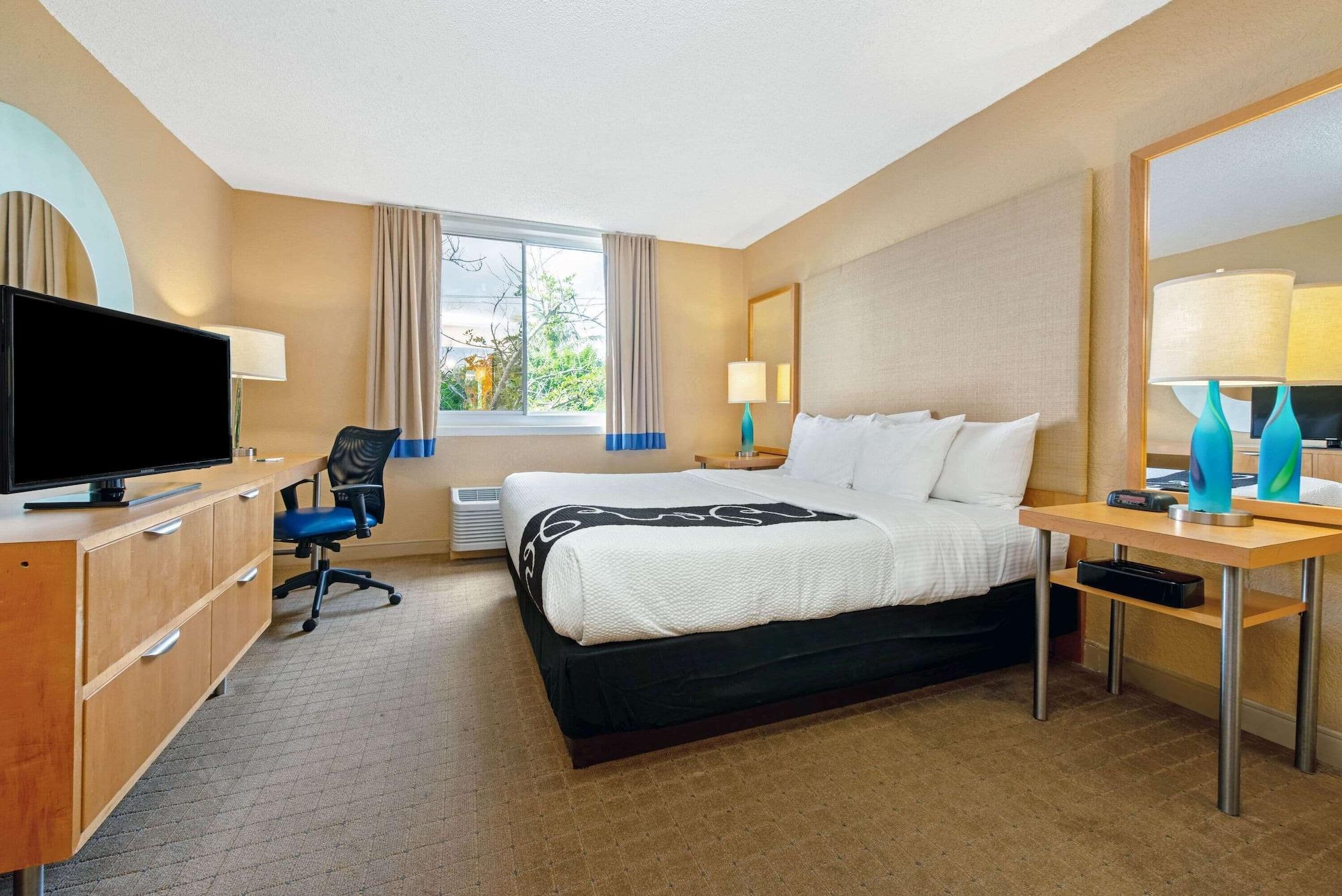 Отель La Quinta By Wyndham Coral Springs South Экстерьер фото