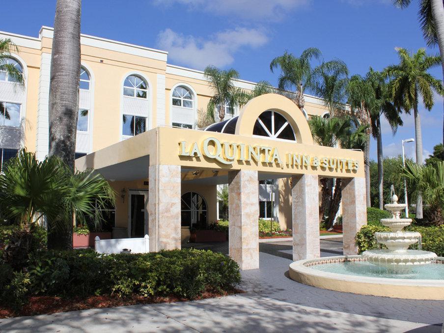 Отель La Quinta By Wyndham Coral Springs South Экстерьер фото