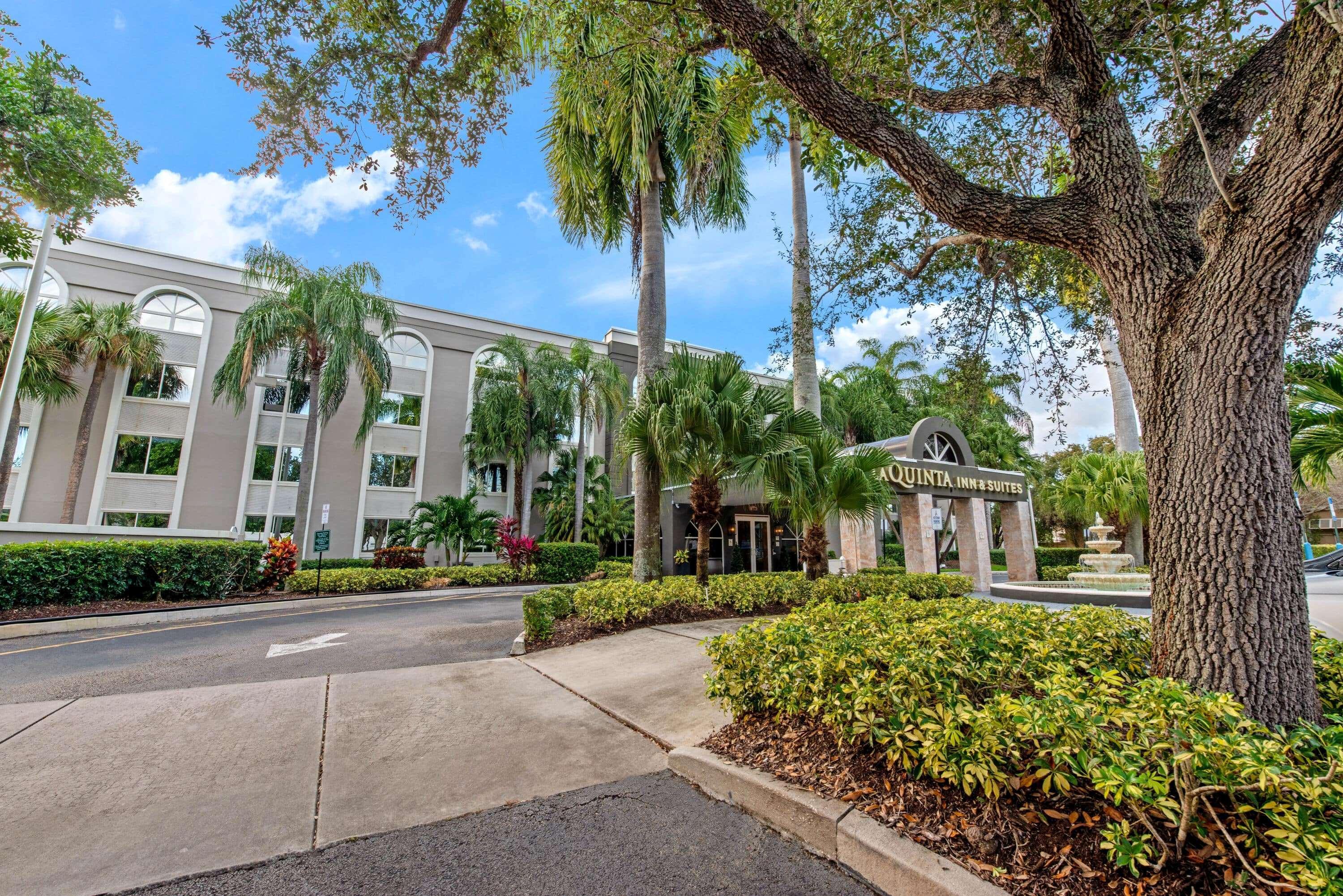 Отель La Quinta By Wyndham Coral Springs South Экстерьер фото