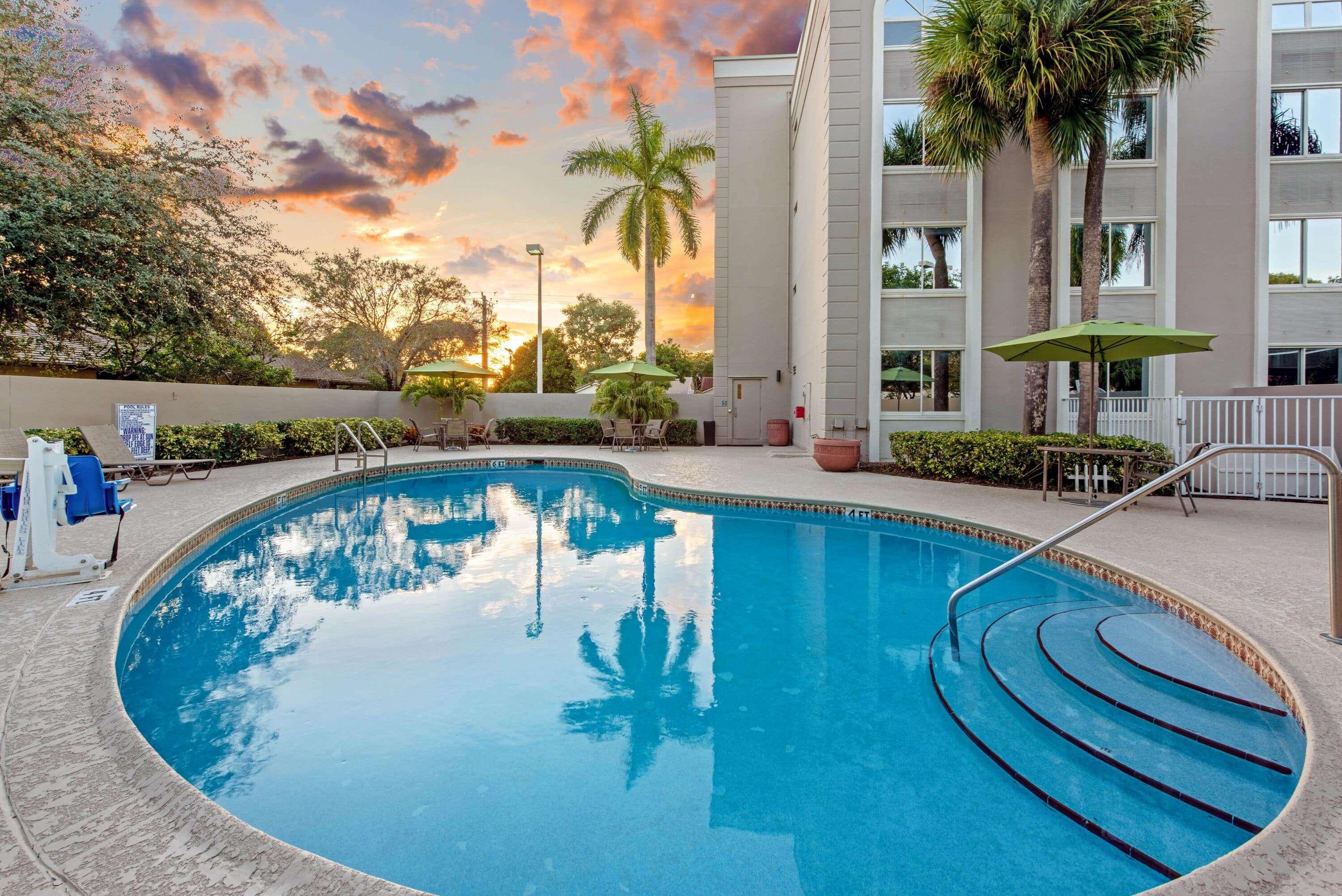 Отель La Quinta By Wyndham Coral Springs South Экстерьер фото