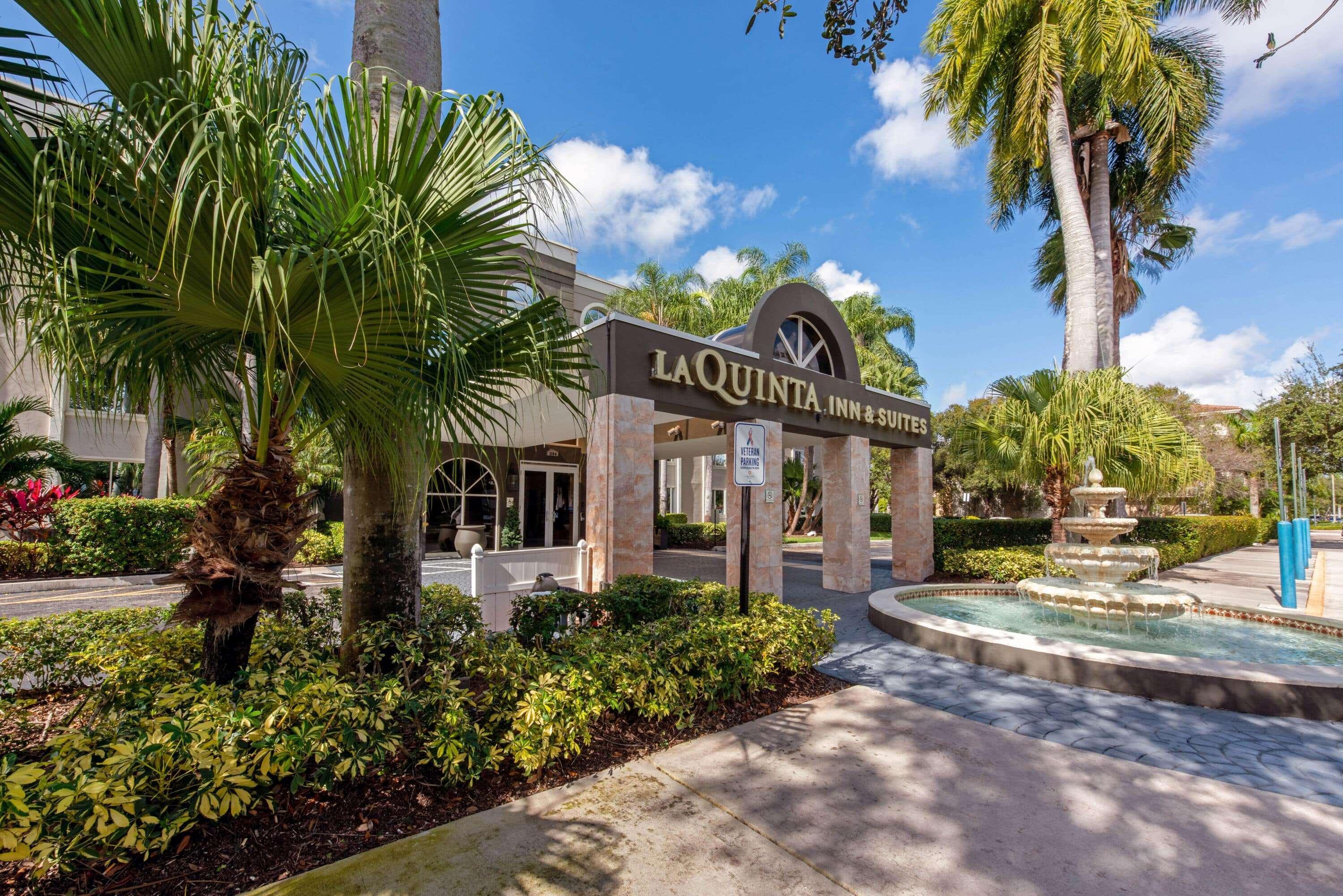 Отель La Quinta By Wyndham Coral Springs South Экстерьер фото
